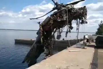 ​Російське вторгнення в Україну : Знищений гелікоптер окупантів Мі-35М підняли з дна Київського моря.