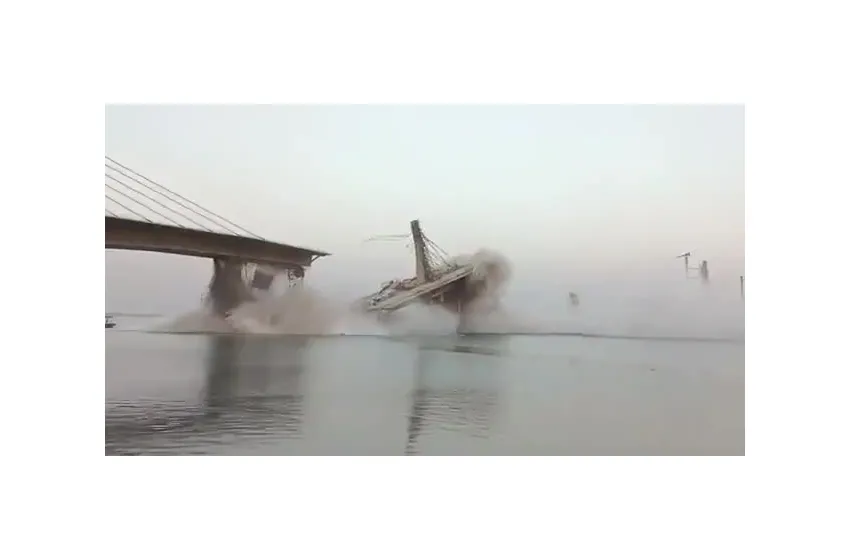 В Індії обрушився чотирисмуговий недобудований міст через річку Ганг, пише The Times of India