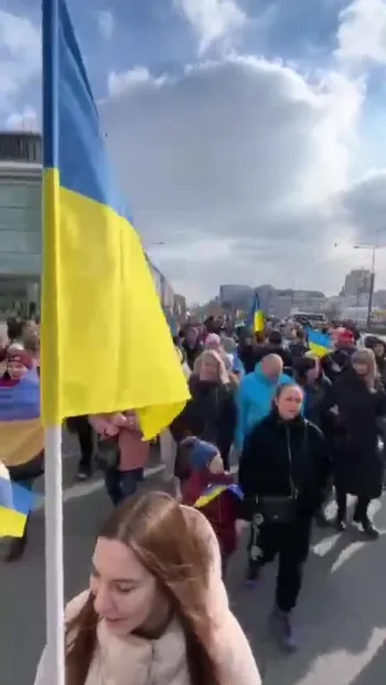 ​Українці та поляки разом вийшли на вулиці Варшави вимагати закриття неба над Україною.  Мітингувальники рухаються до будівлі посольства.