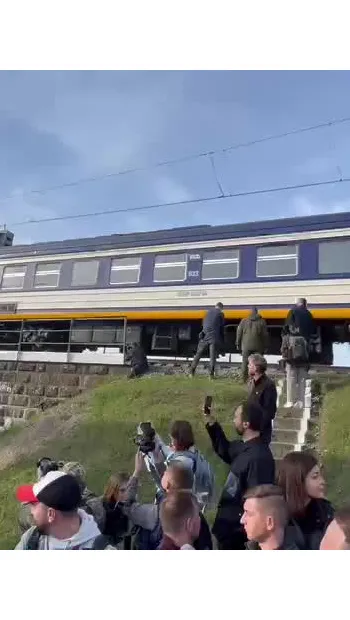 ​Російське вторгнення в Україну :  7 травня відновили залізничне сполучення Ірпеня із Києвом, перша електричка зі столиці уже прибула на вокзал