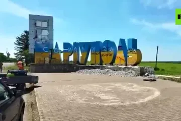 ​Росіяни зібралися демонтувати стелу "Маріуполь" та замінити на "нормальну російську назву міста"