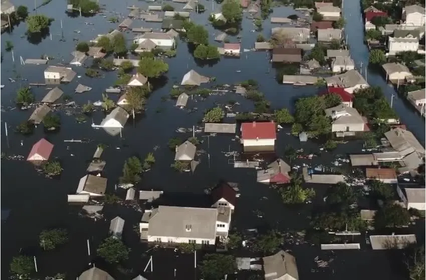 Затоплений Херсон з висоти пташиного польоту, деякі райони міста майже повністю під водою.