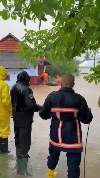 ​Прикарпаття затопило: людей евакуюють
