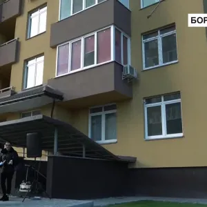 ​У Борисполі передали ключі та документи від 19 соціальних квартир для тимчасового проживання українським родинам