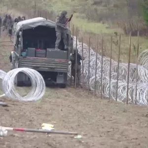 ​Західні ЗМІ публікують відео, як польські військові зводять паркан на кордоні з калінінградською областю
