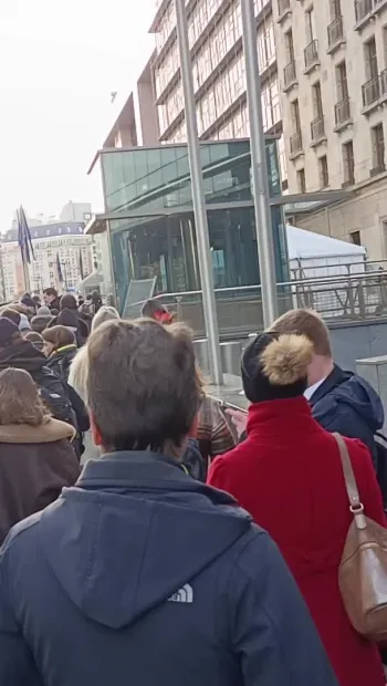 ​Черга журналістів до будівлі, де чекають прибуття Зеленського на саміт лідерів ЄС