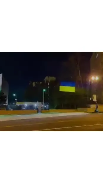 ​Російське вторгнення в Україну : На цьому відео росіяни безуспішно намагаються засвітити прожектором проекцію українського прапору