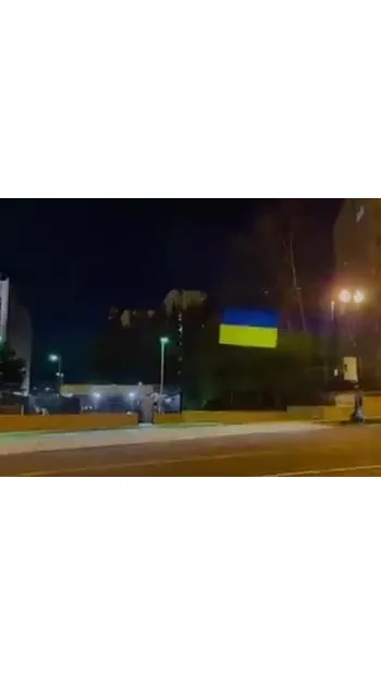 ​Російське вторгнення в Україну :  У Вашингтоні активісти вночі підсвітили посольство рф синьо-жовтими кольорами у вигляді прапора України