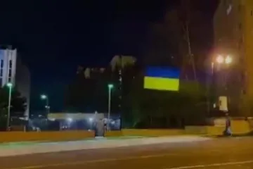 ​Російське вторгнення в Україну :  У Вашингтоні активісти вночі підсвітили посольство рф синьо-жовтими кольорами у вигляді прапора України