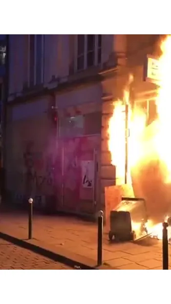 ​У Франції під час протестів мітингарі підпалили поліцейський відділок – The Sun