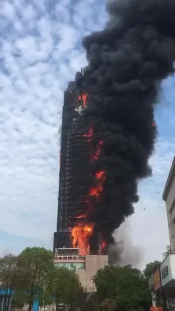 ​У Китаї за 20 хвилин повністю згорів будинок China-telecom