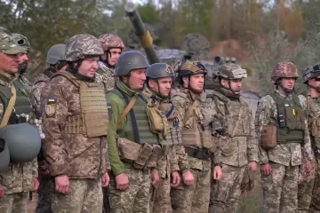 ​В одному строю з 2014-го: генерал Наєв відзначив головного сержанта ЗСУ Олександра Косинського
