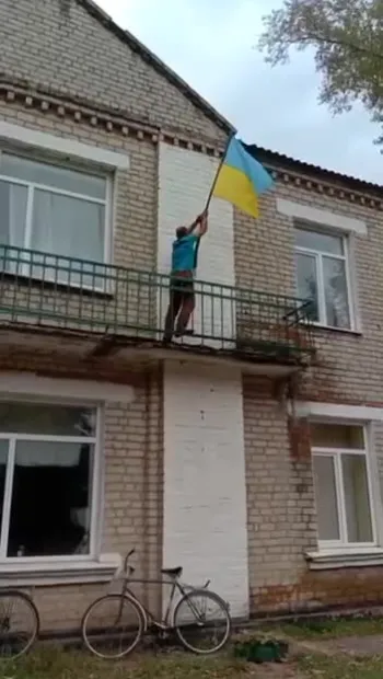 ​На звільнених територіях продовжують встановлювати український прапор