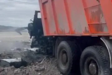 ​Російське вторгнення в Україну : Вантажівка підірвалася на міні в передмісті Києва. Водій загинув на місці. 