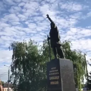 ​У Харкові знесли пам'ятник Алєксандру Нєвскому, який встановили там у 2004 році. 