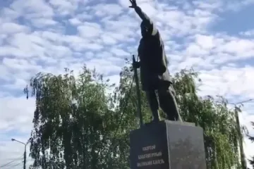 ​У Харкові знесли пам'ятник Алєксандру Нєвскому, який встановили там у 2004 році. 
