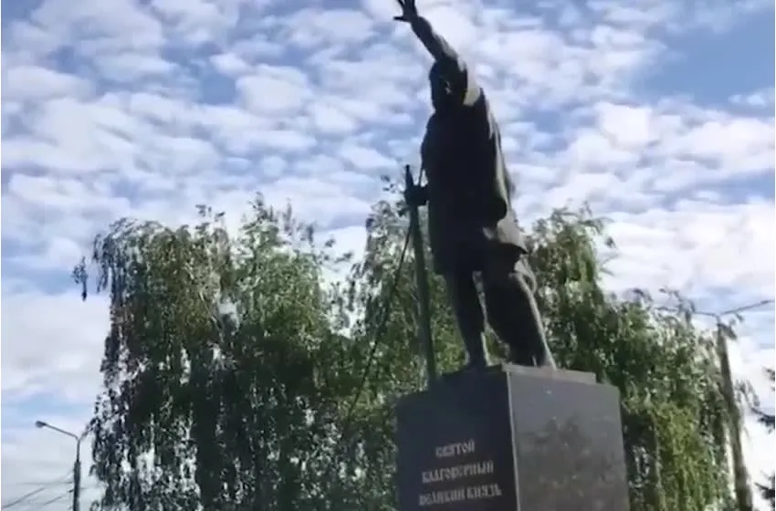 У Харкові знесли пам&#39;ятник Алєксандру Нєвскому, який встановили там у 2004 році. 