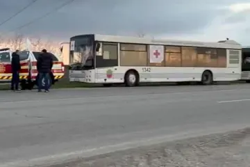 ​Російське вторгнення в Україну : Оріхів. Колона автобусів та машин швидкої допомоги готова для продовження евакуації маріупольців. 