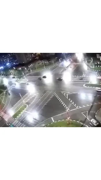 ​Вчорашній вибух в Бєлгороді: в мережі публікують відео з безпосереднього місця падіння авіаційного боєприпаса
