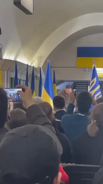 ​Російське вторгнення в Україну : Зеленський спілкується з пресою в метро. Головні тези