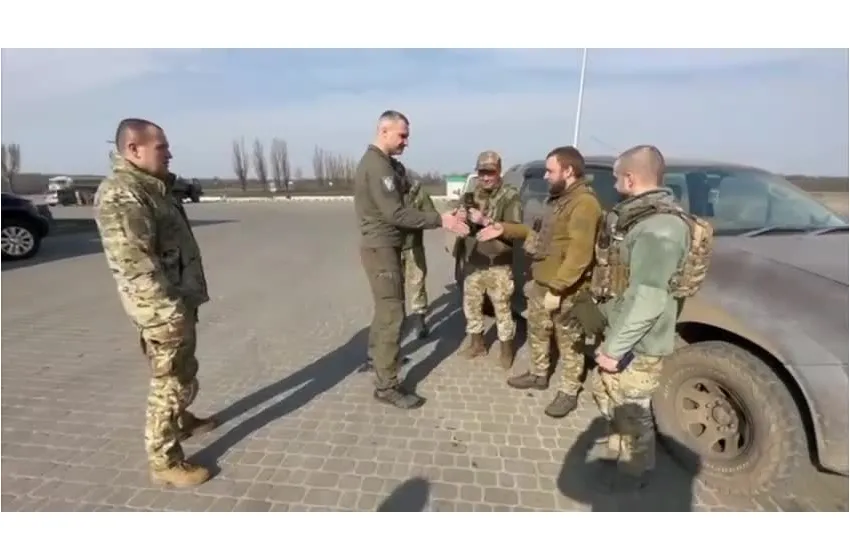 Віталій Кличко поїхав на схід України, аби підтримати і підбадьорити наших захисників та передати деякі необхідні речі, про які вони просили