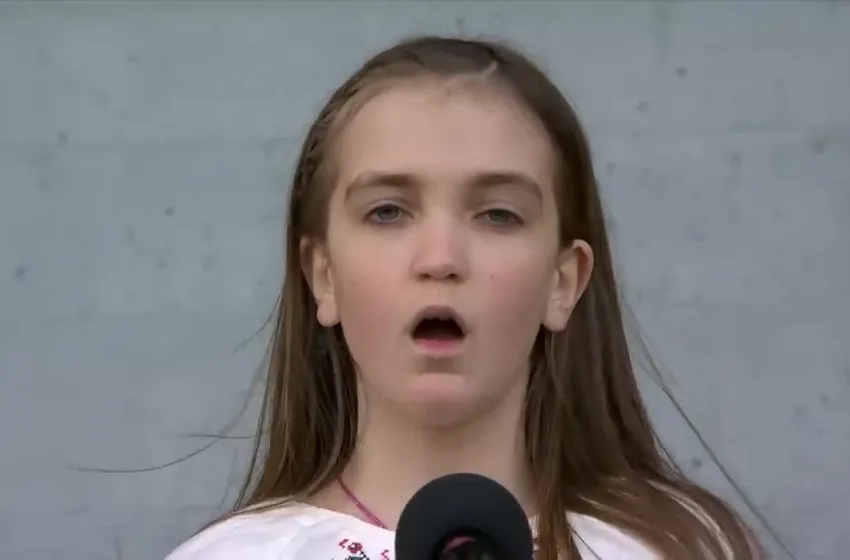 В Естонії тисячі співаків на стадіоні виконали пісню «Ой у лузі червона калина», щоб підтримати Україну.