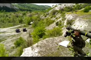 В Донецькій області новоприбулі військовослужбовці ЗСУ відпрацьовують тренувальні удари з ПТРК Javelin