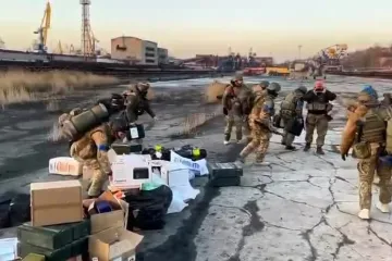 ​Архівні кадри висадки українських військових із вертольота Мі-8 у порту Маріуполя
