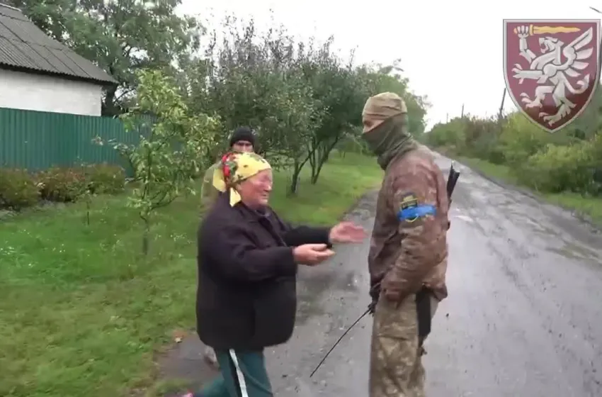"Як я вас чекала. Кожен день плакала": ось так зустрічають українських захисників на деокупованих територіях