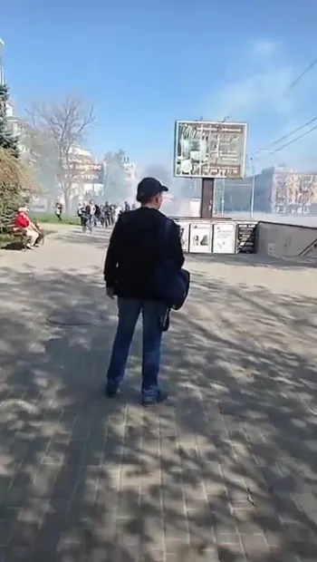 ​Російське вторгнення в Україну : У Херсоні місцеві жителі вийшли на мирну акцію протесту проти псевдореферендуму та російської окупації, окупанти використали газові і світлошумові гранати, є поранені та затримані.