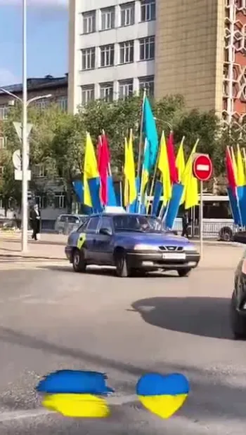 ​На вулицях Караганди в Казахстані поставили прапори України