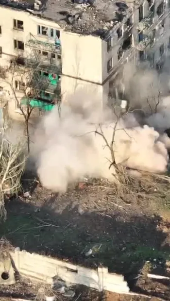 ​Російське вторгнення в Україну : Захисники Маріуполя із полку "Азов" опублікували відео як російський танк із символікою "Z" обстрілює житловий будинок у місті